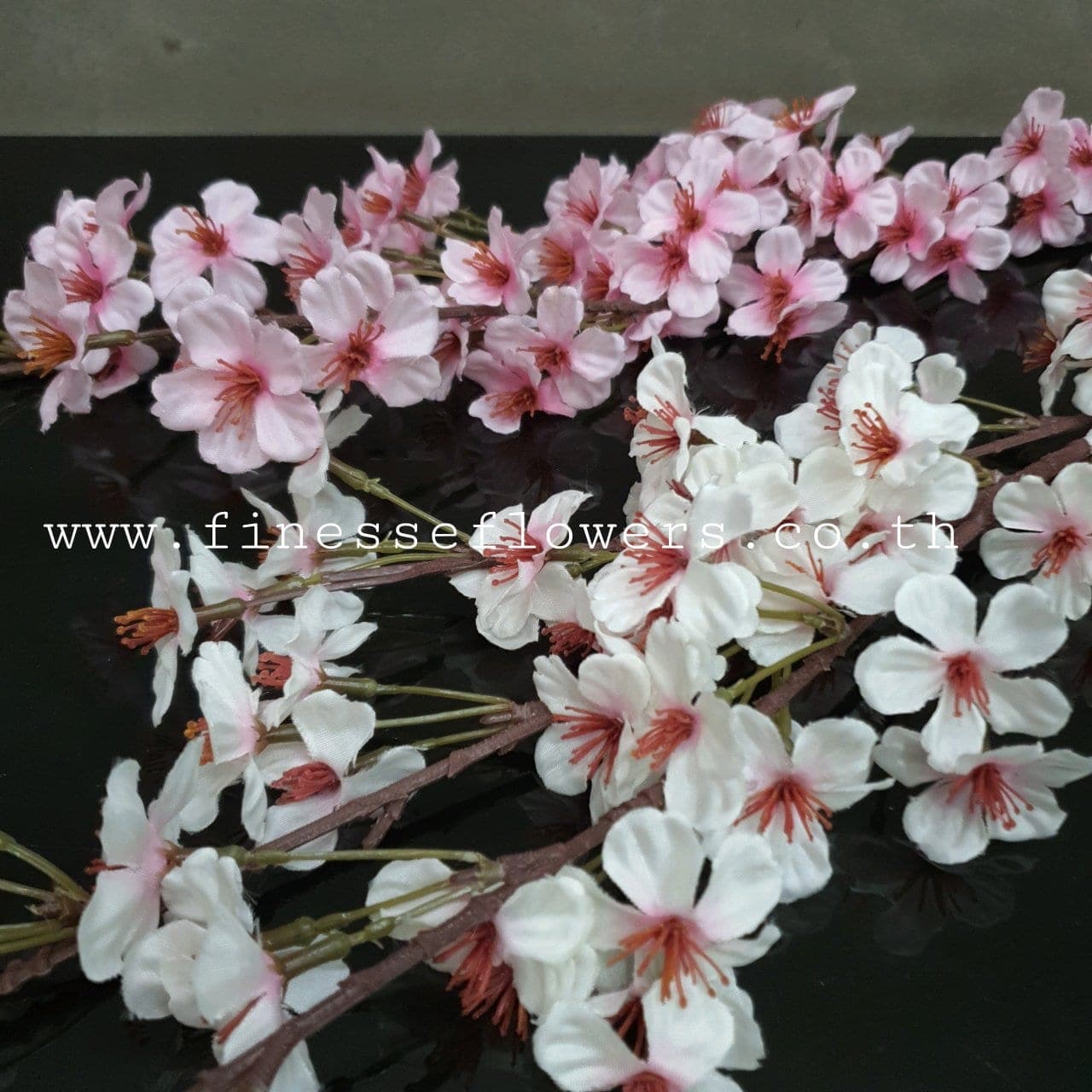 ยามะซากุ (P-452), ซากุระและกิ่งดอกไม้ — กิ่งโค้งพร้อมดอกเล็ก ให้พื้นที่และจังหวะแนวสูง