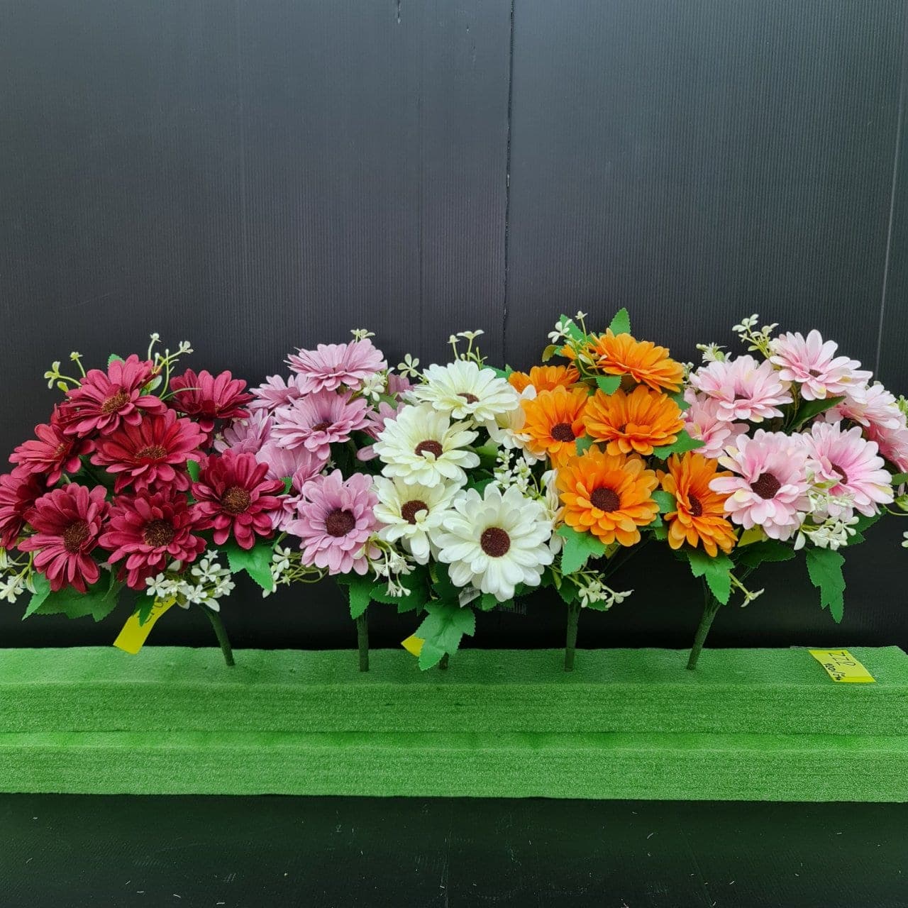 เยบีร่า 9ดอก (LN7), Daisy (9 blooms): a friendly, small-headed bloom that lightens the rhythm of a spray.