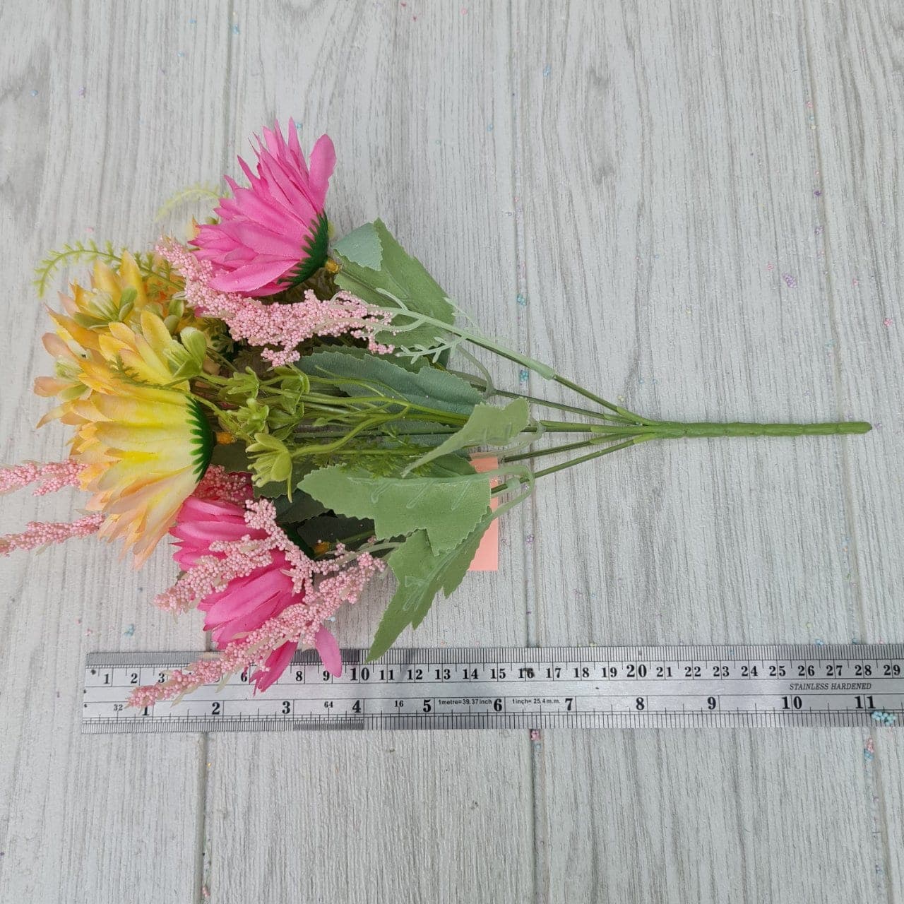 เยอบีร่า (XM2), Daisy: a friendly, small-headed bloom that lightens the rhythm of a spray.