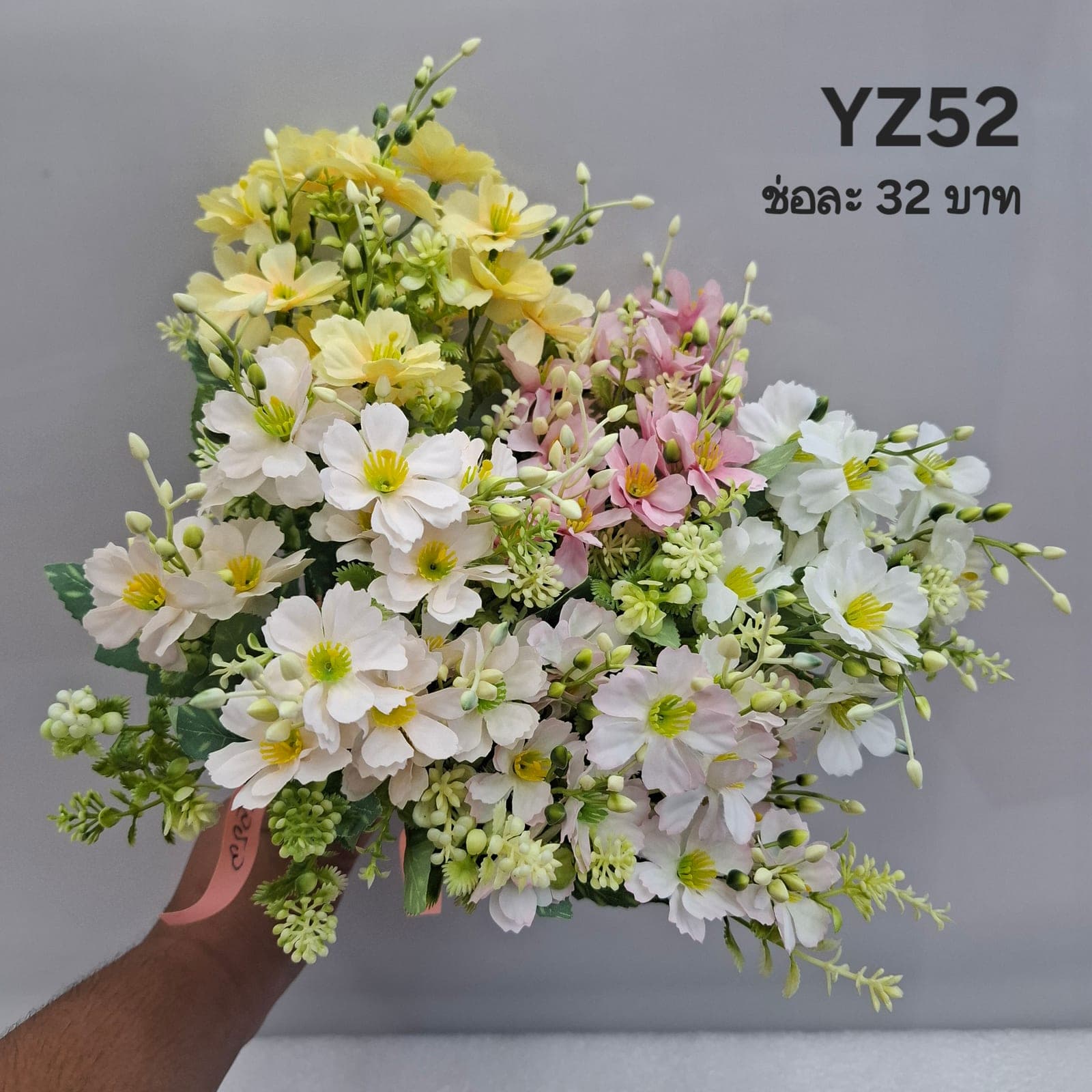 บูเก้เดซี่ (YZ52), บูเก้เดซี่: กลีบเล็กละเอียดรอบใจกลางสีเหลือง ให้อารมณ์เป็นมิตร