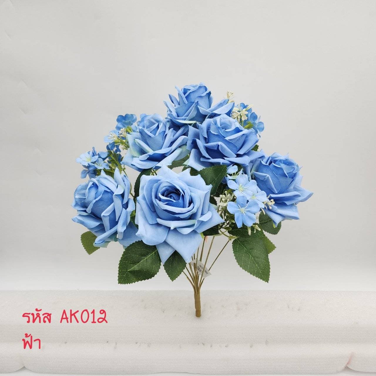 บูเก้กุหลาบ+แซม (AK01), บูเก้กุหลาบ — กลีบกำมะหยี่พับซ้อนกันเป็นชั้นเปิดอ่อนละมุน