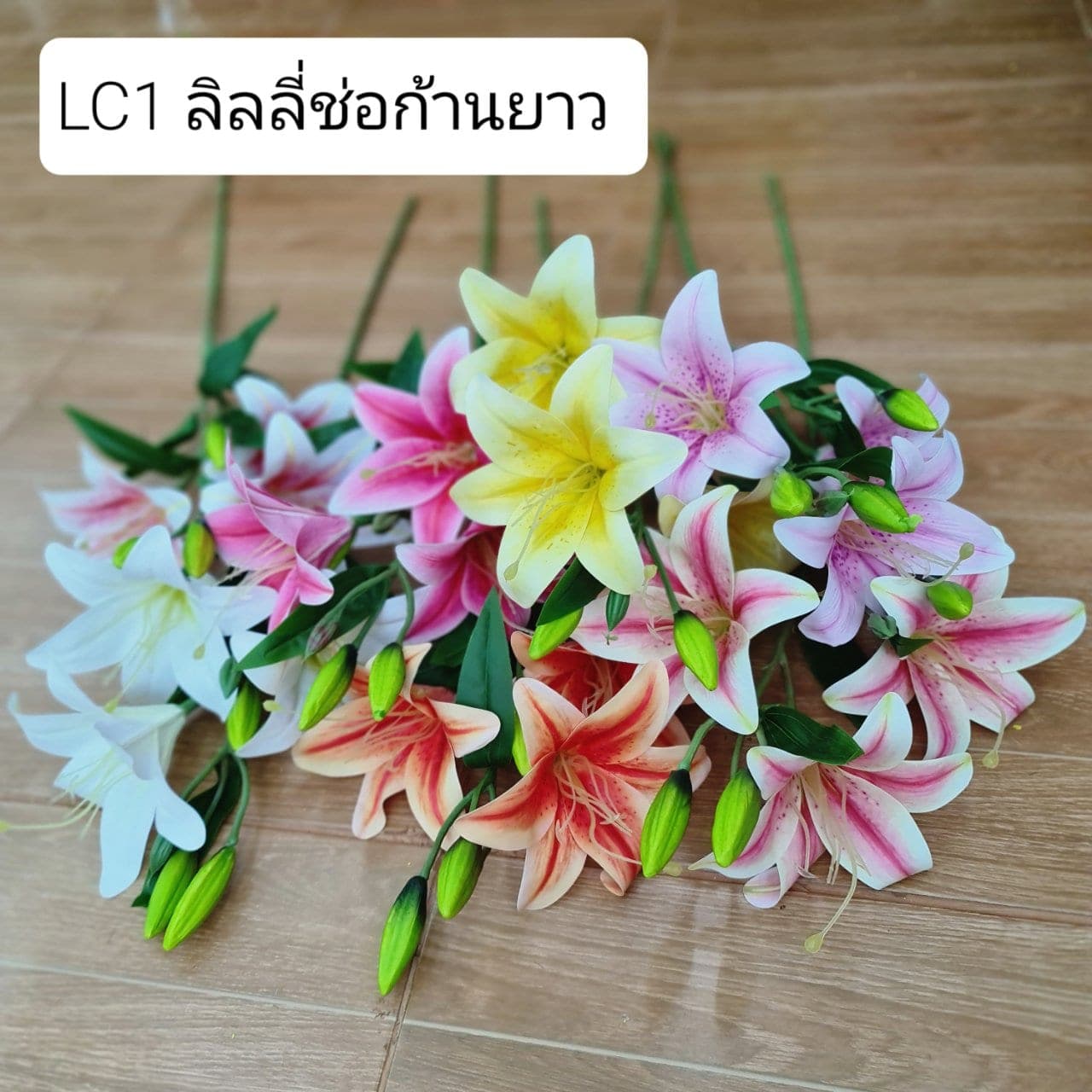ลิลลี่ 3 บาน ช่อยาว (LC01), ลิลลี่ — กลีบโค้งและเกสรยาวให้เส้นสายเฉียบคม