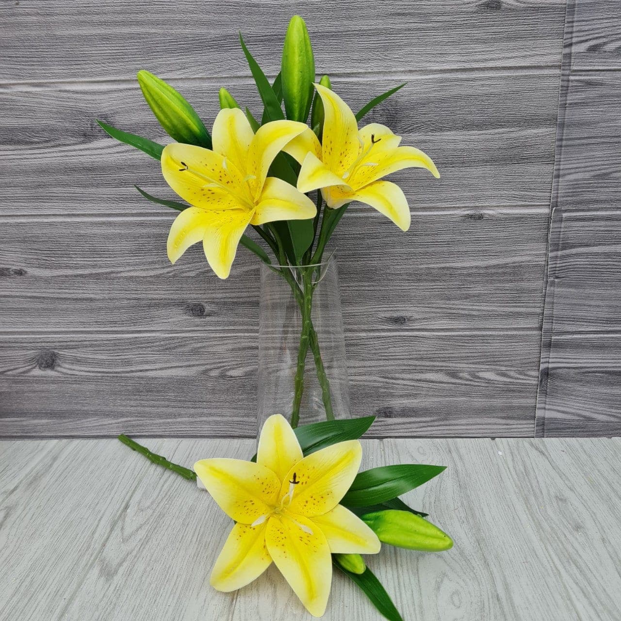 ลิลลี่เดี่ยว (SE12), A single-stem lily: trumpet-form flowers built to anchor a tall vessel as a single focal point.