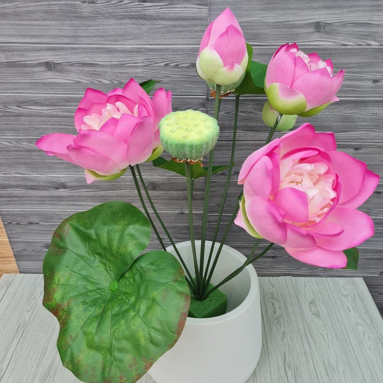บูเก้บัวจักรพรรดิ์ (X7L6W89), A bouquet of lotus: an open, soft-petalled form with a quiet, balanced rhythm.