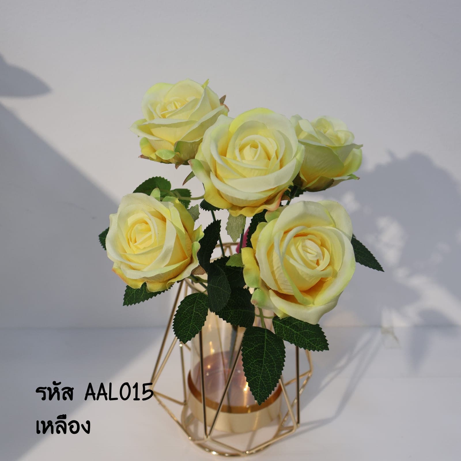 บูเก้กุหลาบ 5 ดอก (AAL01), บูเก้กุหลาบ 5 ดอก — กลีบกำมะหยี่พับซ้อนกันเป็นชั้นเปิดอ่อนละมุน