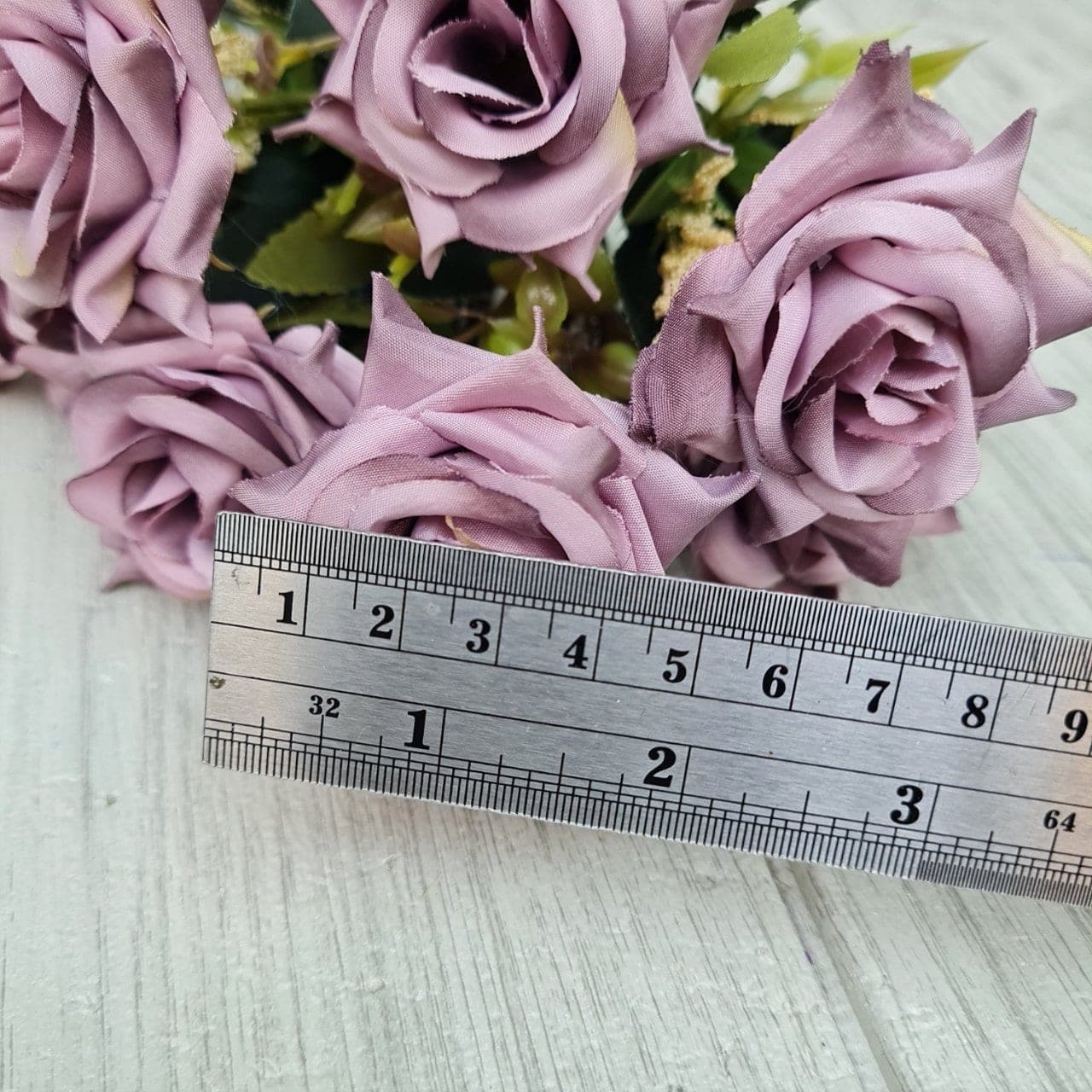 กุหลาบ (CJ35), Rose: graduated petal tones running from a deep heart to a softer edge.