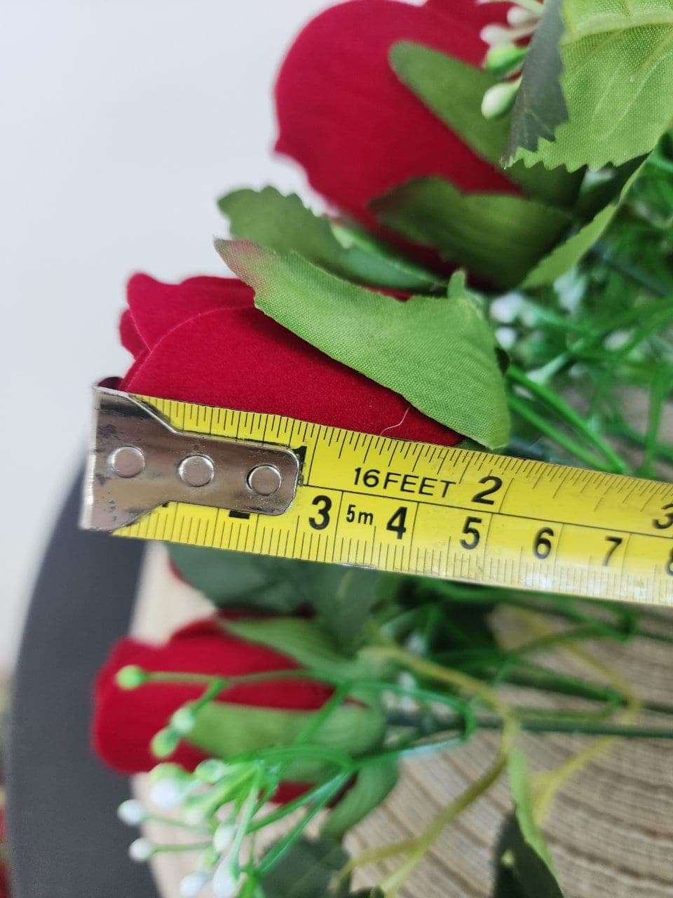 กุหลาบ (JT5), Rose: a sculpted bloom with a sturdy stem and full, even profile.