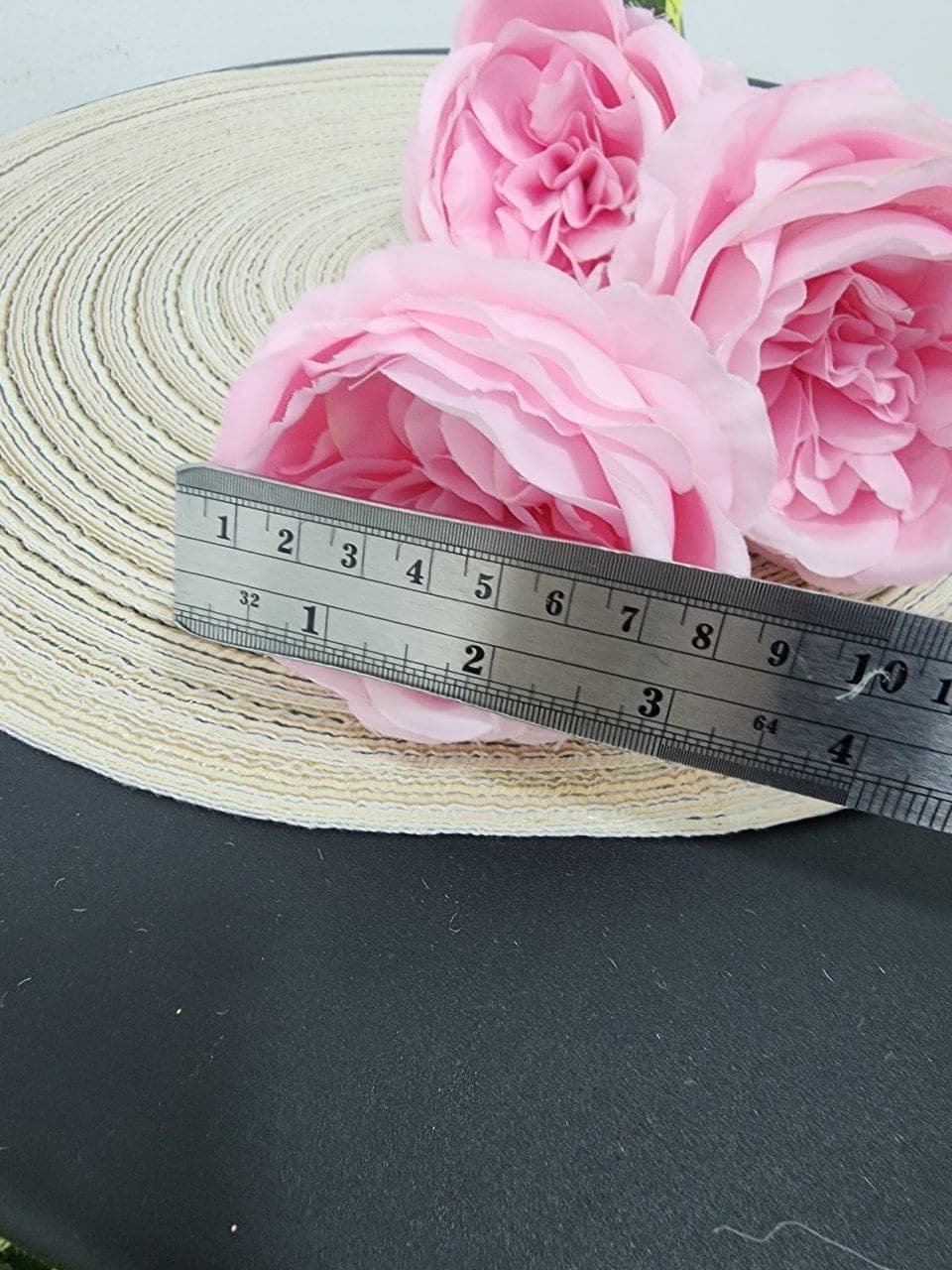 กุหลาบ (LT11), Rose: velvet petals folded into opening, multi-layered tiers.