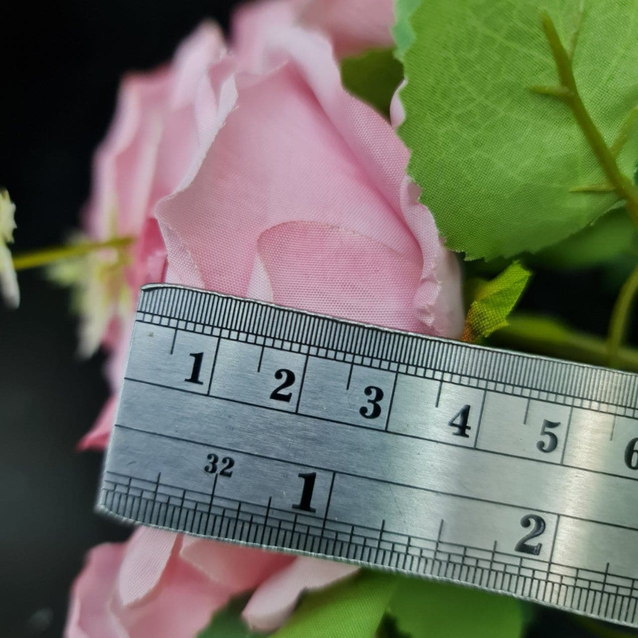กุหลาบ 9ดอก (NK2), กุหลาบ 9 ดอก: สีกลีบเป็นชั้นไล่โทนจากใจกลางสู่ขอบนอก