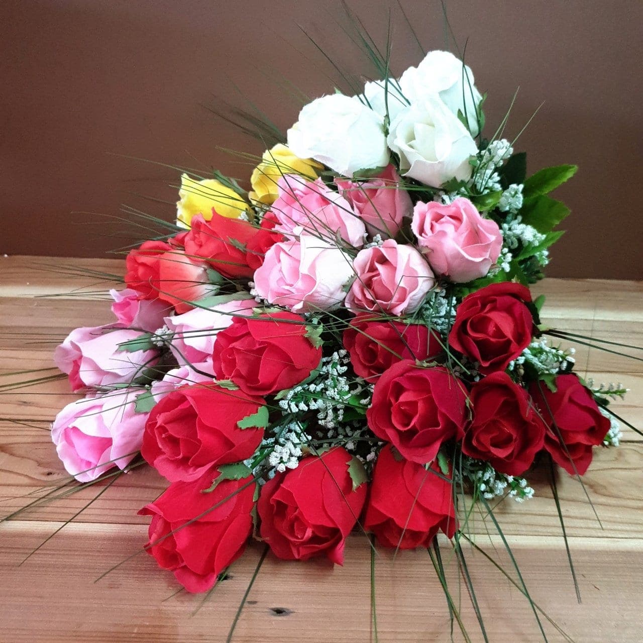 บูเก้กุหลาบจินนี่No.2 (P163), A bouquet of rose: velvet petals folded into opening, multi-layered tiers.