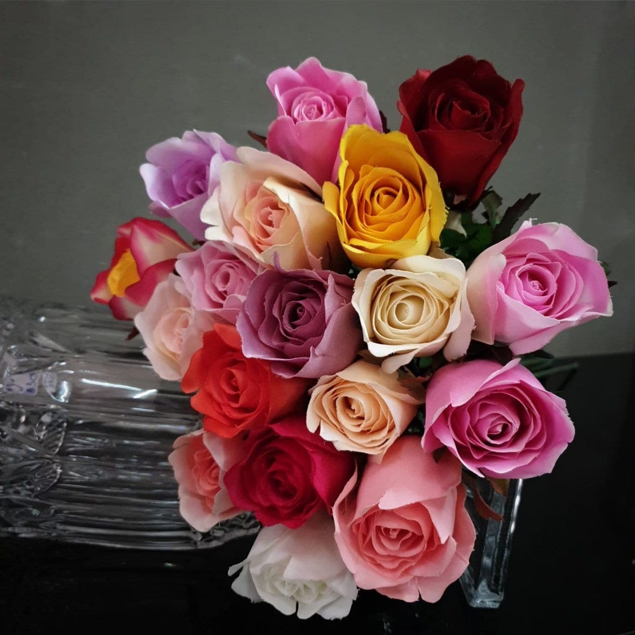 กุหลาบโลซานแย้ม (P192), กุหลาบ: สีกลีบเป็นชั้นไล่โทนจากใจกลางสู่ขอบนอก
