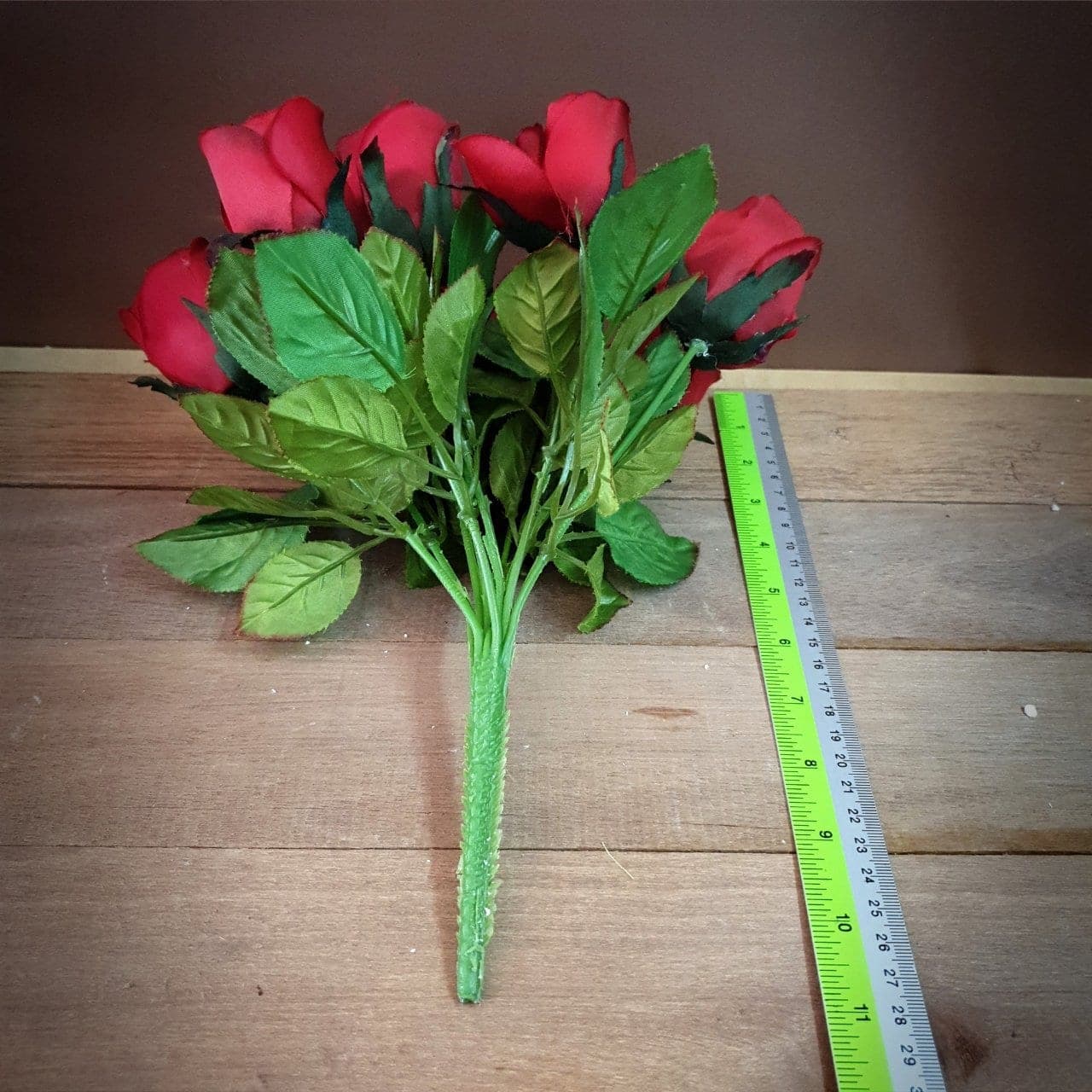 บูเก้กุหลาบโลซาน9ดอก (P306), A bouquet of rose (9 blooms): full petals and a clean, opened form, easy to angle in any composition.