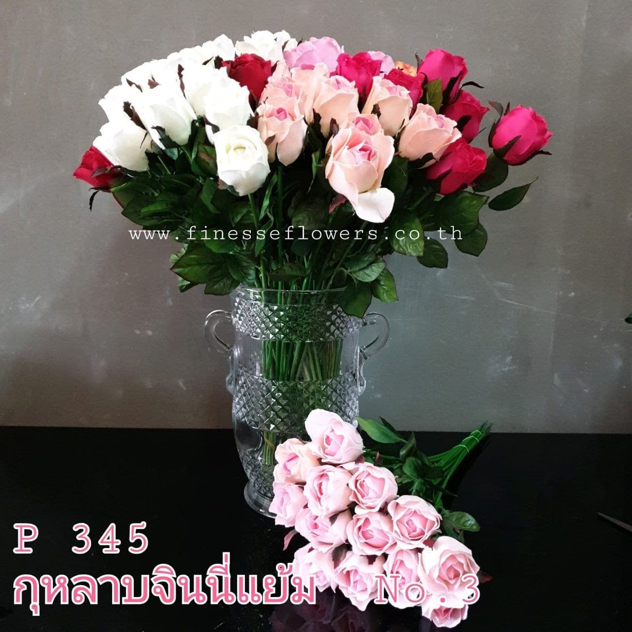 กุหลาบจินนี่ No.3 (P345), กุหลาบ: สีกลีบเป็นชั้นไล่โทนจากใจกลางสู่ขอบนอก