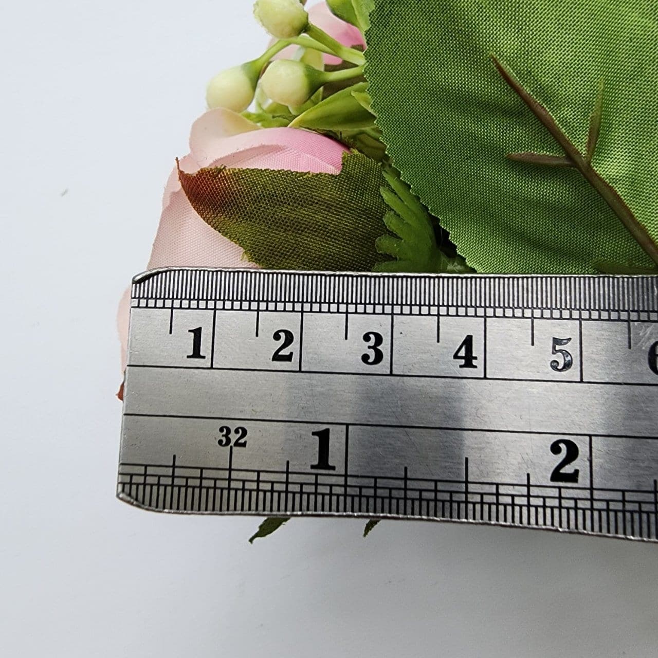 กุหลาบ (QT7), Rose: a sculpted bloom with a sturdy stem and full, even profile.