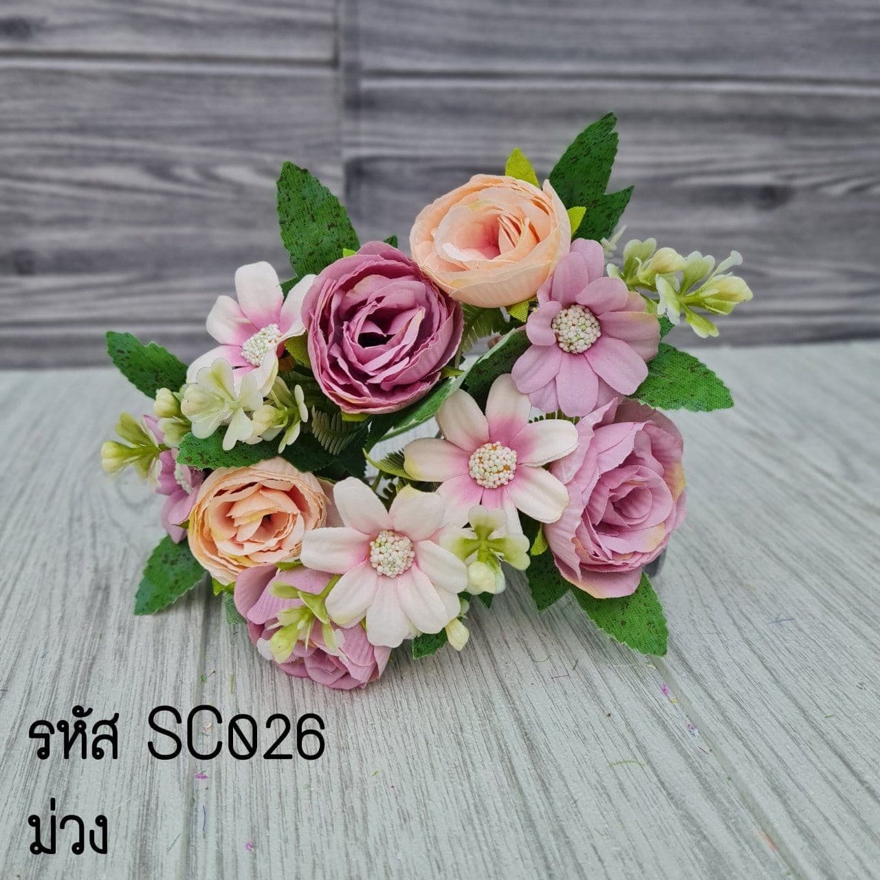 กุหลาบ+เดซี่ (SC2), Rose: graduated petal tones running from a deep heart to a softer edge.