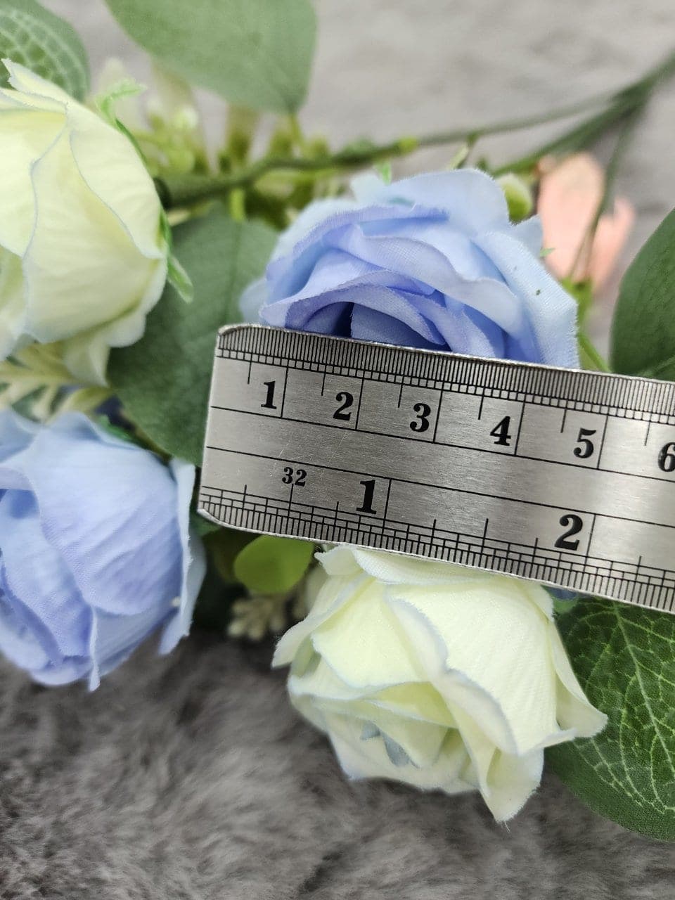 กุหลาบเล็ก (SC25), Rose: a sculpted bloom with a sturdy stem and full, even profile.