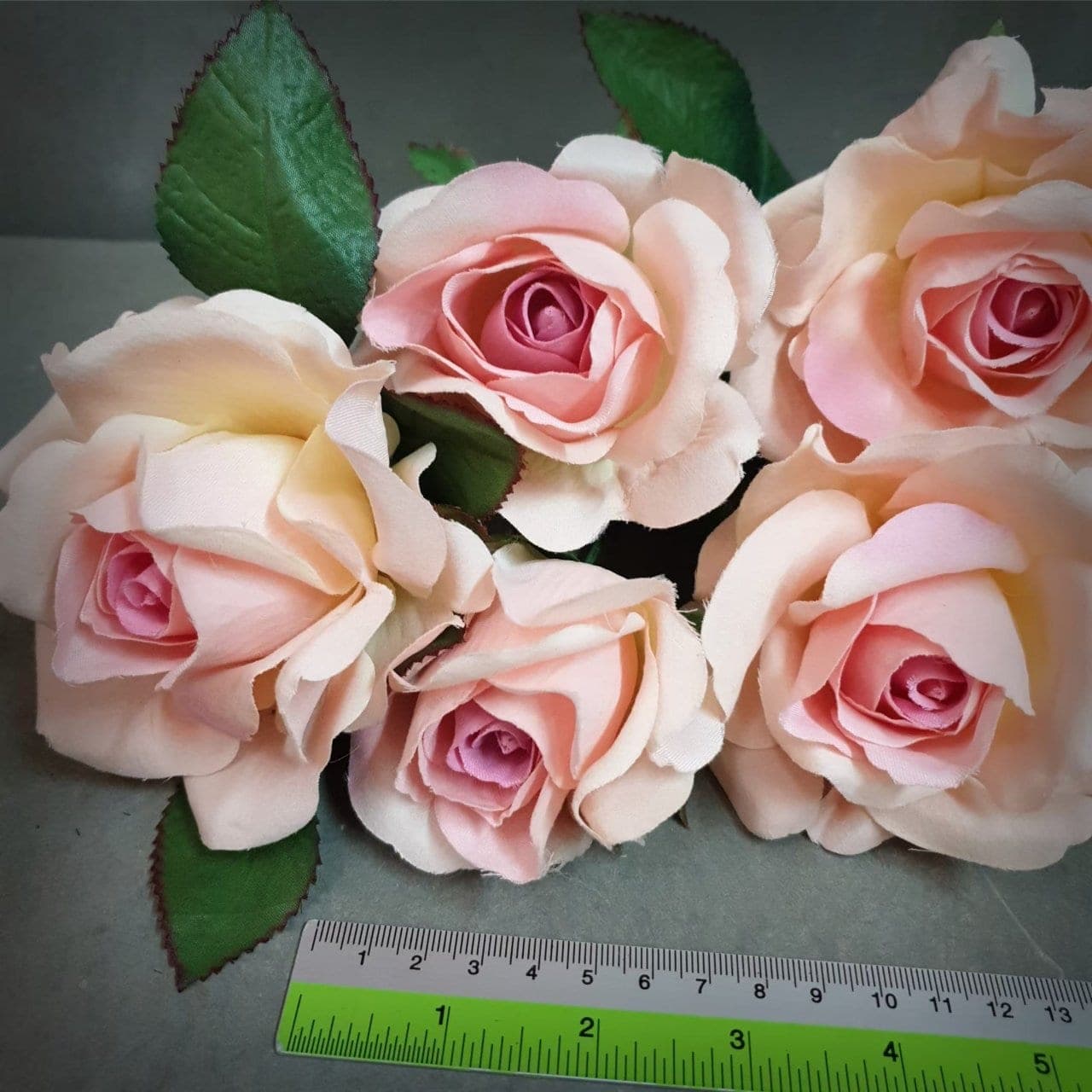 บูเก้กุหลาบบางรัก (X2NE94V), บูเก้กุหลาบ: ดอกแน่น ก้านแข็งแรง ทรงเปิดได้สวยทุกมุม