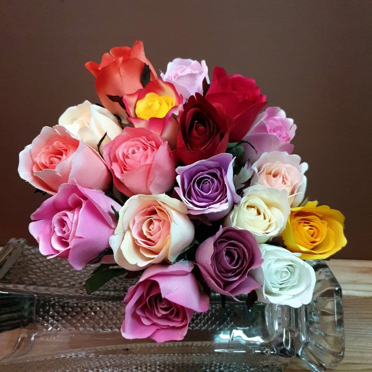 กุหลาบโลซานแย้ม (XOYBQX0), กุหลาบ: สีกลีบเป็นชั้นไล่โทนจากใจกลางสู่ขอบนอก