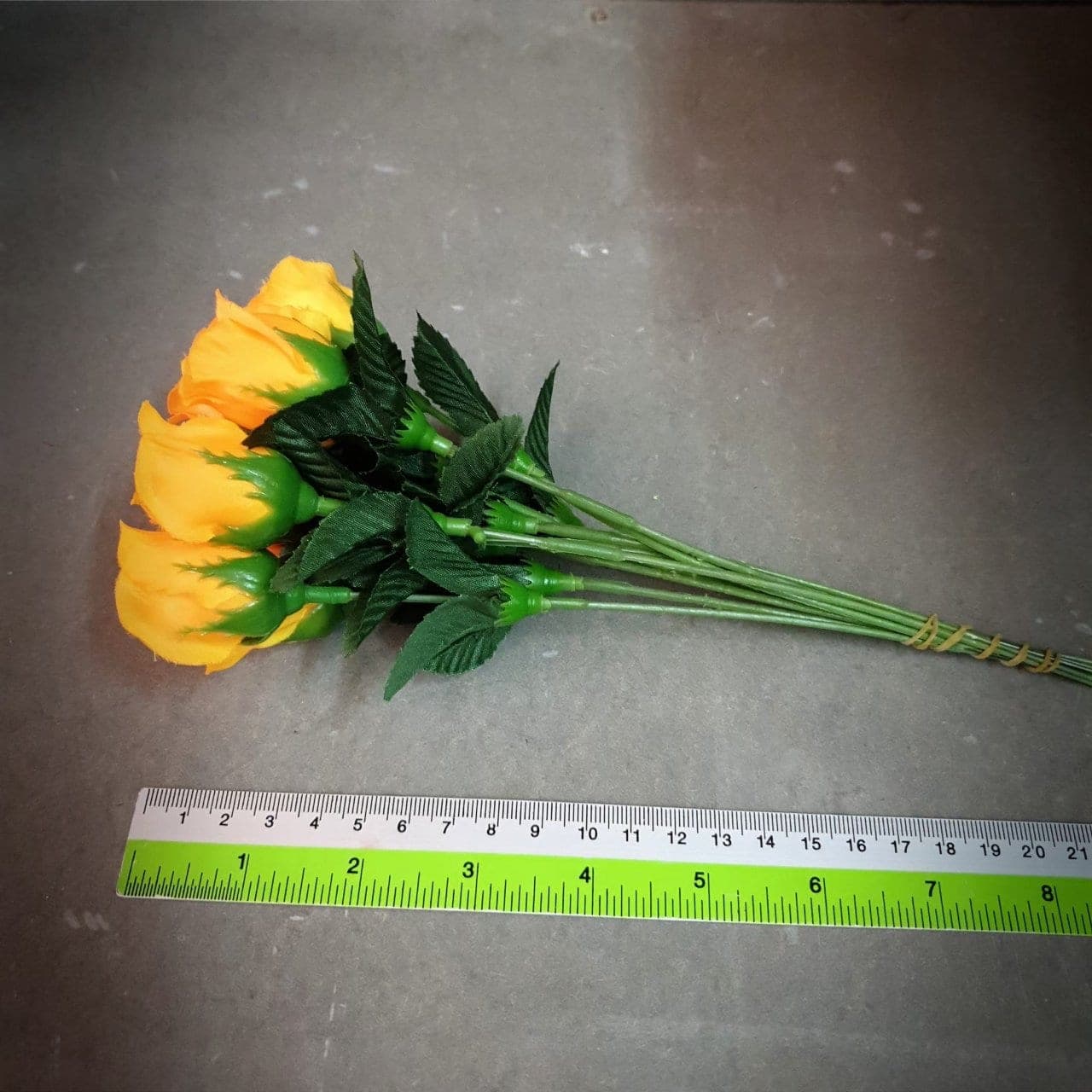 กุหลาบ วา 85 (XVHG4M8), กุหลาบ: กลีบกำมะหยี่พับซ้อนกันเป็นชั้นเปิดอ่อนละมุน