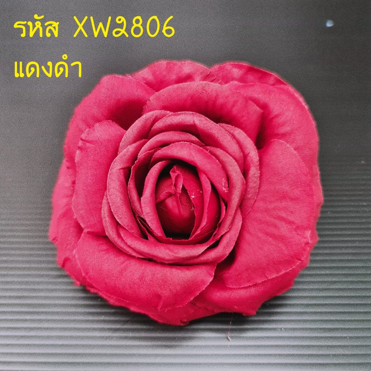 หัวดอก กุหลาบ (XW28), กุหลาบ: สีกลีบเป็นชั้นไล่โทนจากใจกลางสู่ขอบนอก