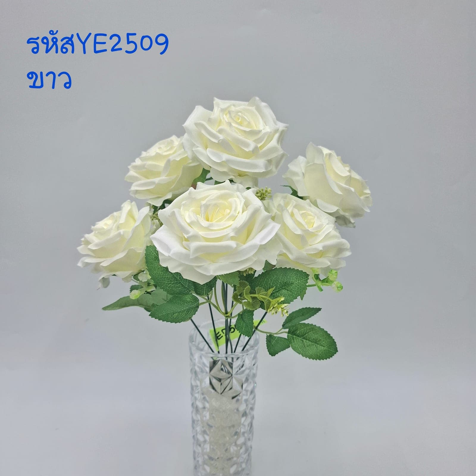 บูเก้กุหลาบ 7ดอก (YE25), บูเก้กุหลาบ 7 ดอก: กลีบกำมะหยี่พับซ้อนกันเป็นชั้นเปิดอ่อนละมุน