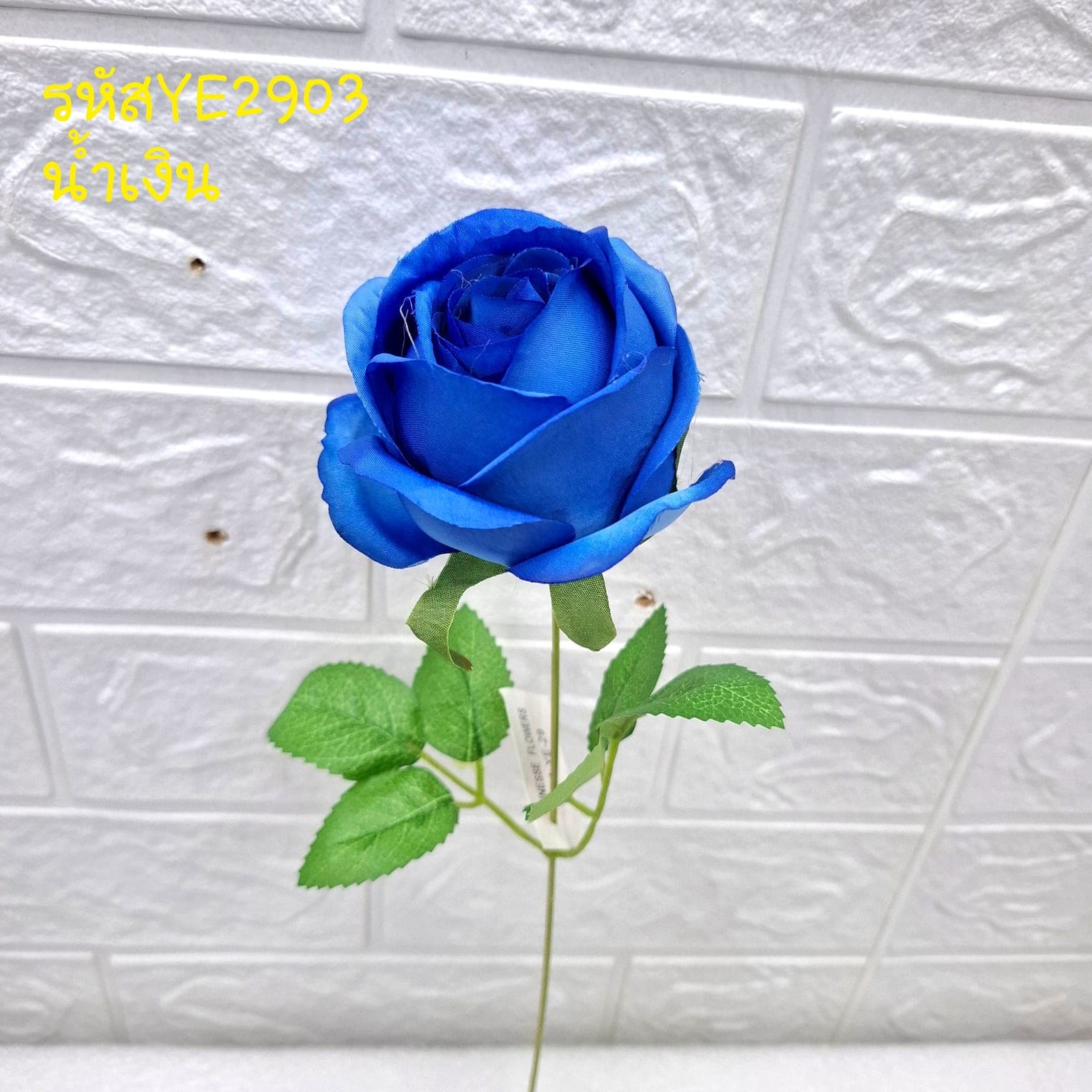 กุหลาบตูมเดี่ยว (YE29), A single-stem rose: a sculpted bloom with a sturdy stem and full, even profile.