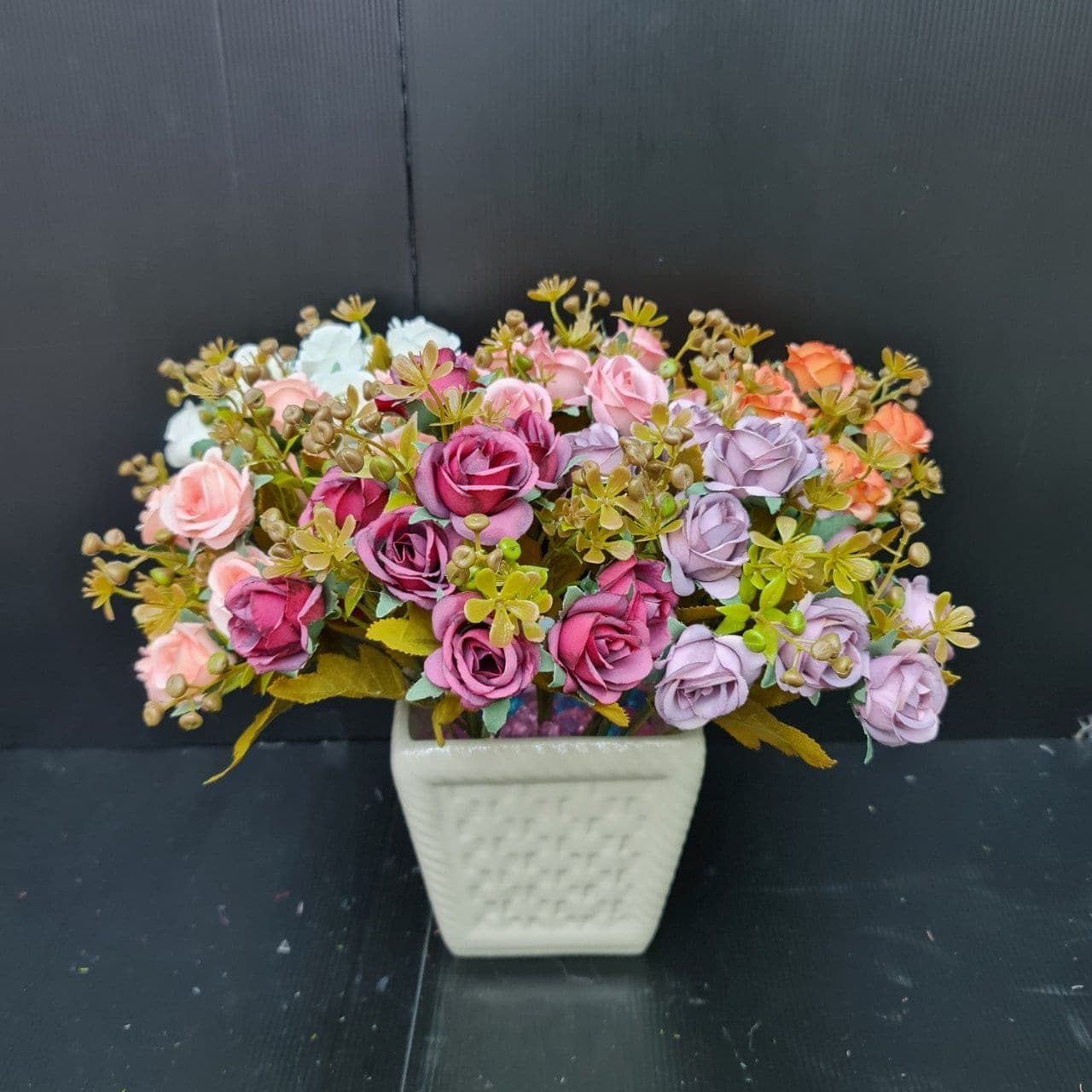 กุหลาบเล็ก (YM40), Rose: graduated petal tones running from a deep heart to a softer edge.