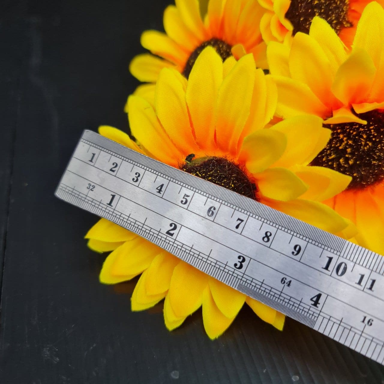ทานตะวัน (NN1), Sunflower: a wide head on a long stem, set to brighten the composition.