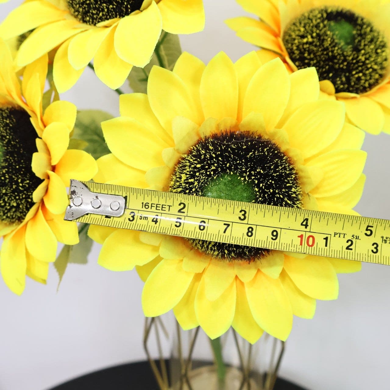 ทานตะวัน (NN10), Sunflower: a wide head on a long stem, set to brighten the composition.