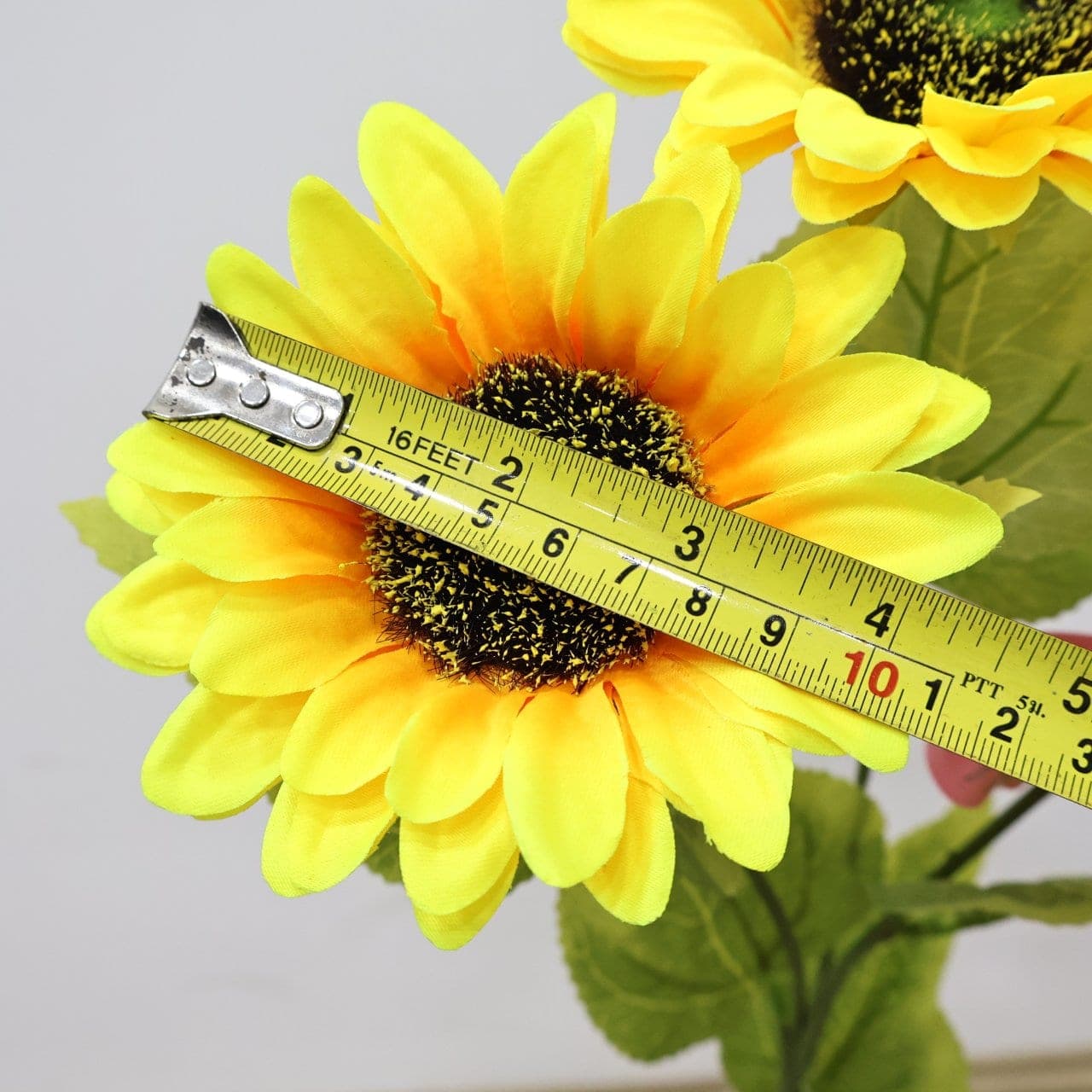 ทานตะวัน (NN8), Sunflower: golden petals fanning out from a deep, brooding centre.