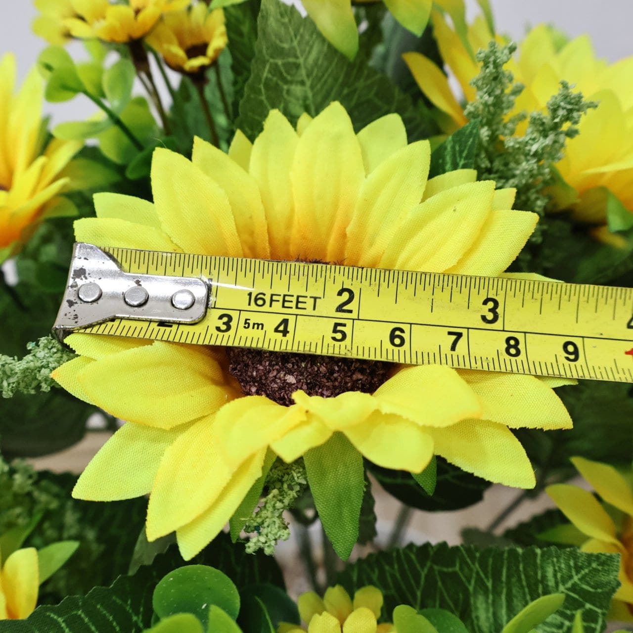 ทานตะวัน (QE17), Sunflower: golden petals fanning out from a deep, brooding centre.