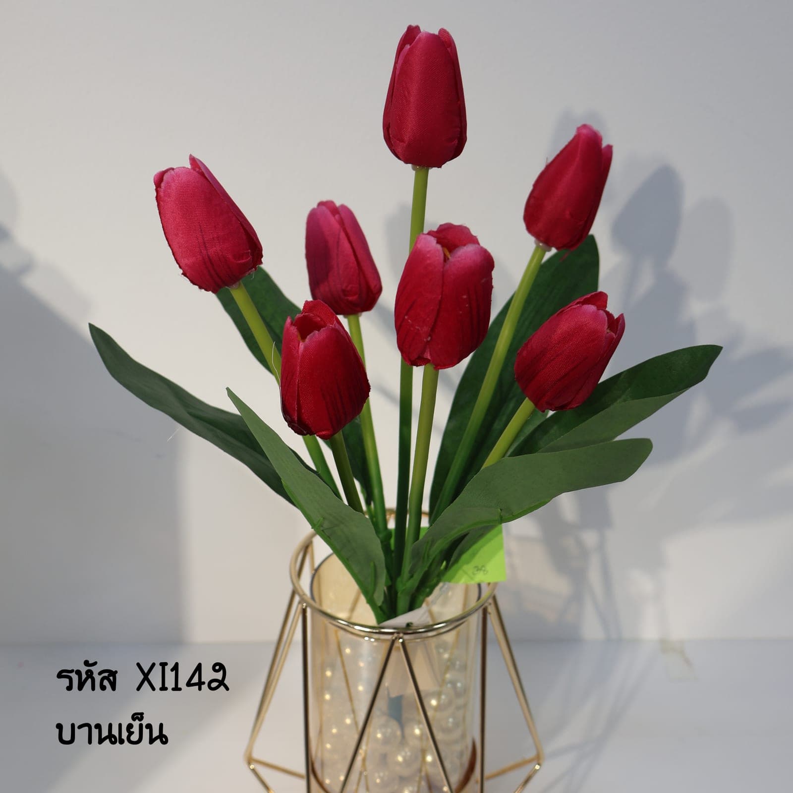 บูเก้ทิวลิป 7 ดอก (XI14), บูเก้ทิวลิป 7 ดอก — ดอกเด็คโคหยดน้ำ ก้านเขียวสด ให้ฟอร์มเรียบสะอาด