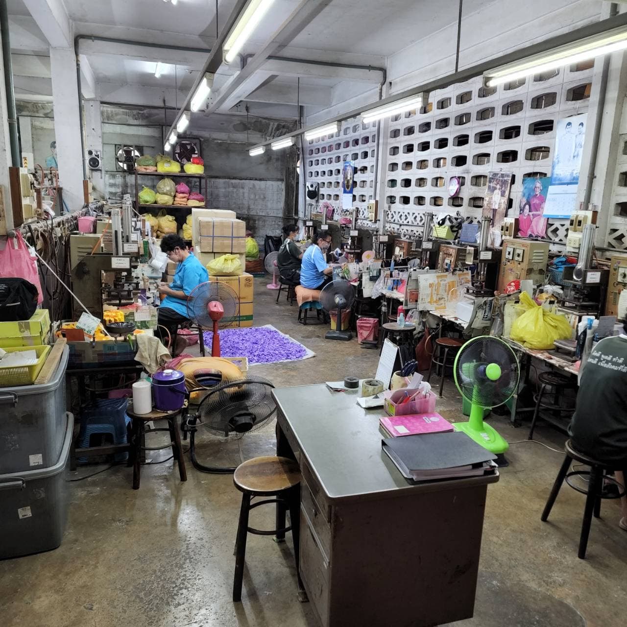 ภายในโรงงานของ Finesse Flowers ที่กรุงเทพฯ